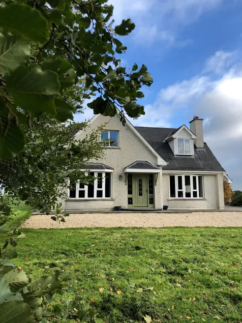 Country holiday home with lake views - Image 1