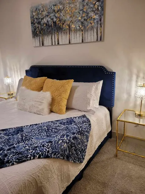 Serene Exquisite 2BD Near It All! *KING&QUEEN BED* - Image 1