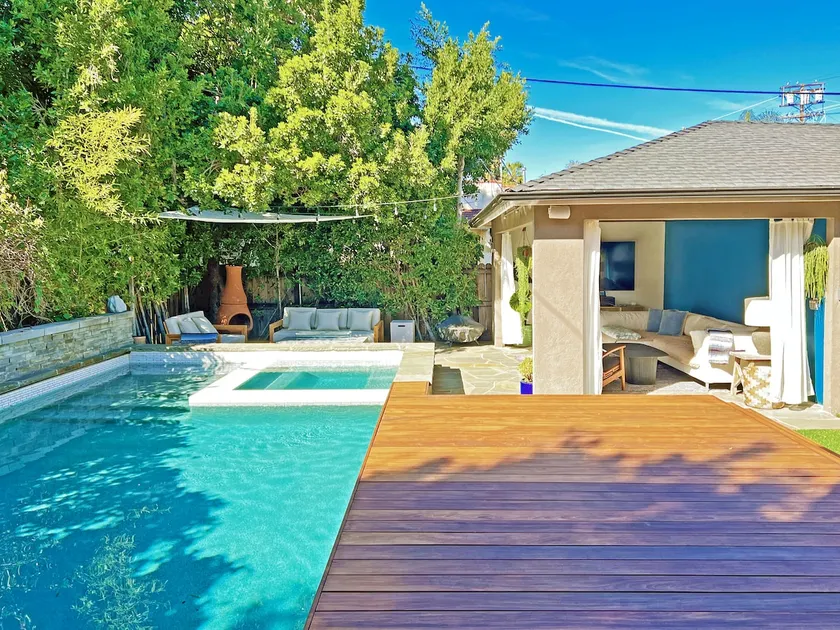 Resort-style 3BD, heated pool, walk to shops/cafés - Image 1