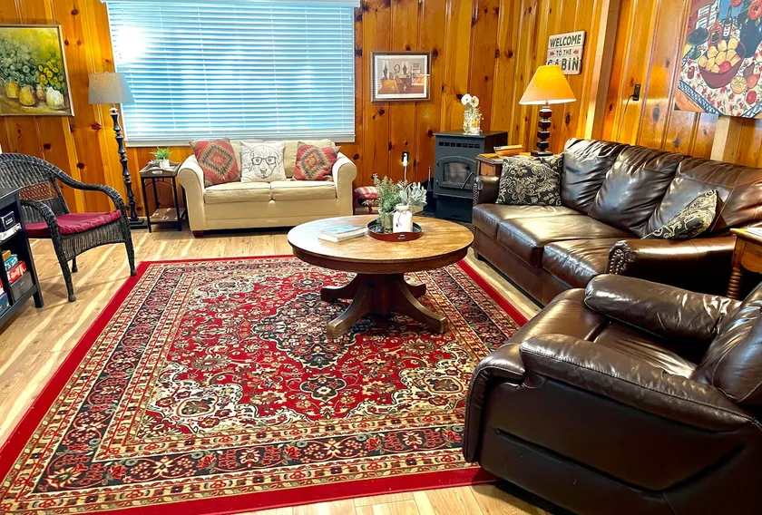 Red Door Cottage. Close to town! Pet-friendly! - Image 1