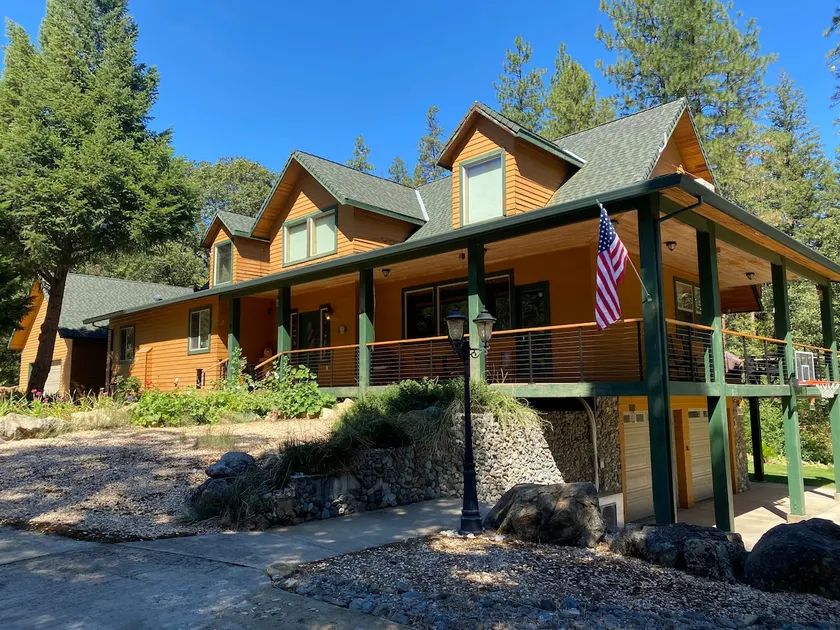 Fishing, Hiking Creekside Mountain Retreat - Image 1