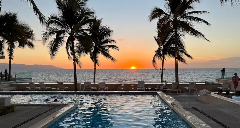 Luxury Oceanfront Condo Residence - Image 1