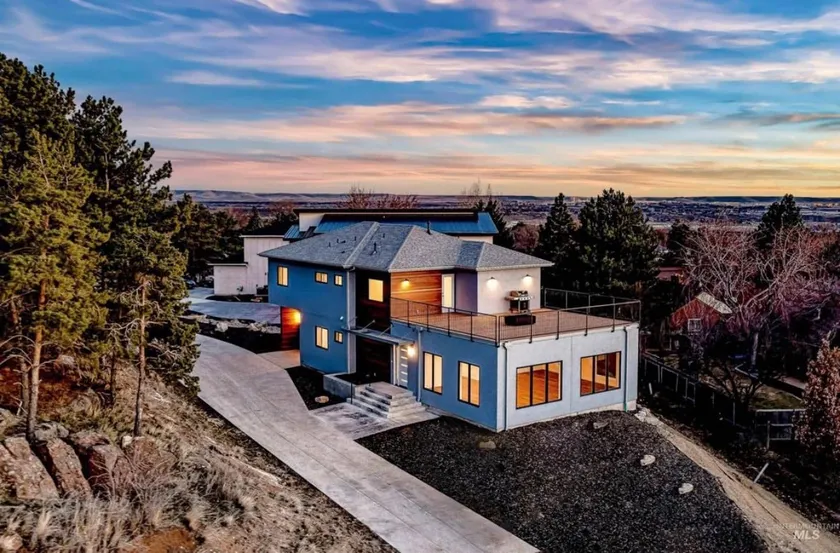 Mountainside Luxury Entertainer – Game Room & Deck - Image 1