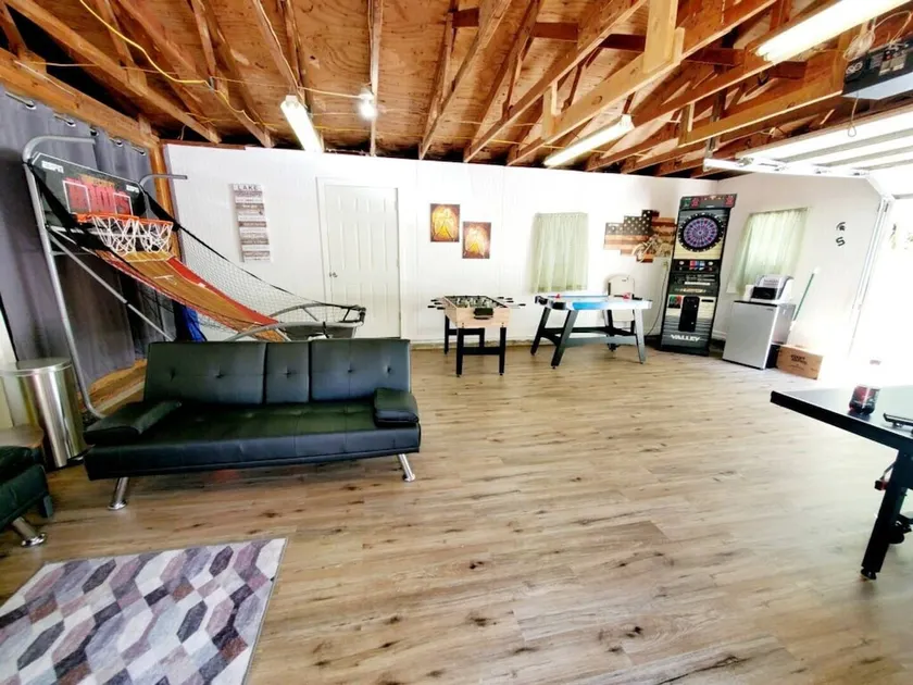 Cozy cottage with lake access and insert fireplace - Image 1
