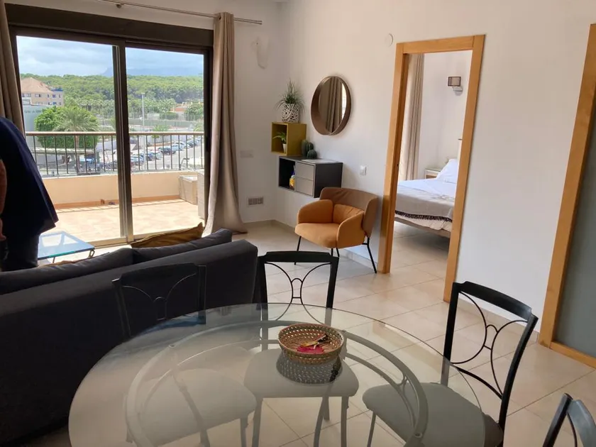 Modern 2 Bedroom Aptmt - Aircon and Swimming Pool - Image 1