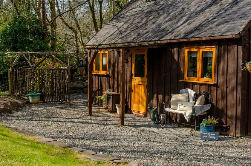 Gorgeous cosy cabin with magical river garden - Image 1