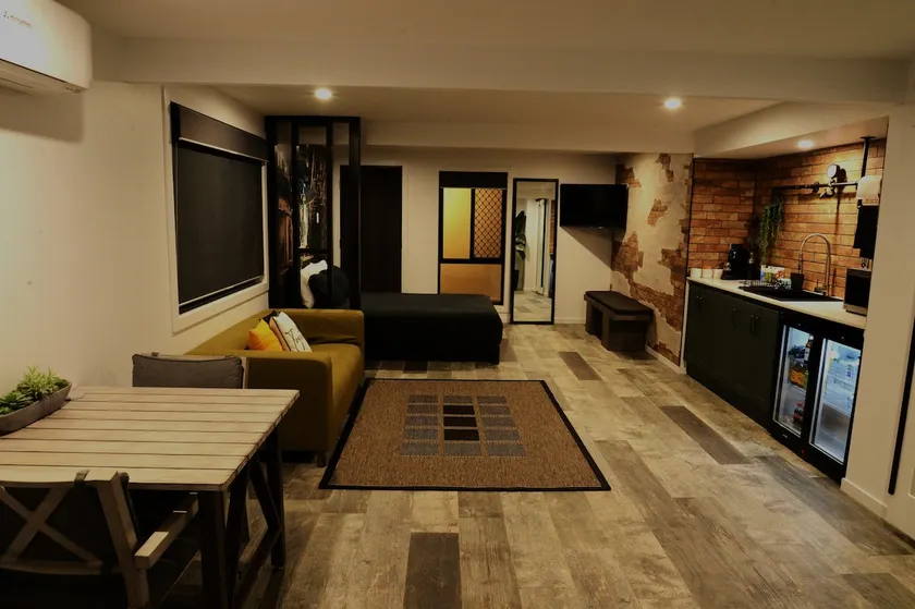 Industrial style self contained,private studio - Image 1