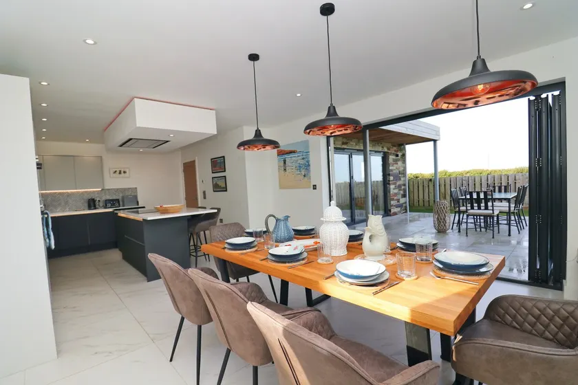 Stunning home, sea views, walk to beach - Image 1