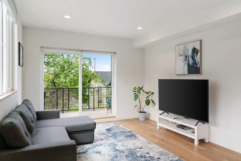 Modern Townhouse near Light Rail - Image 1