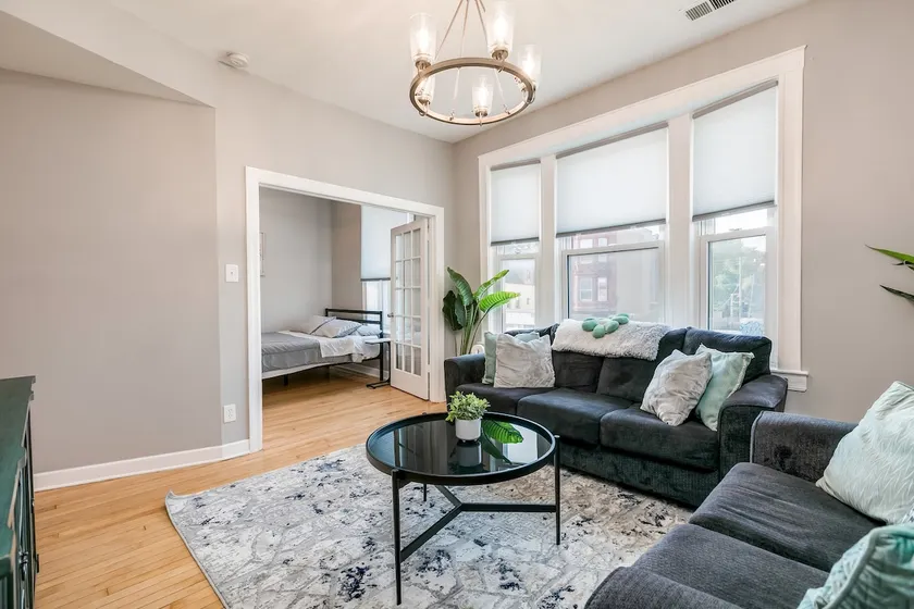 Logan Sq 4BR • Free Parking • Near Nightlife & DT - Image 1