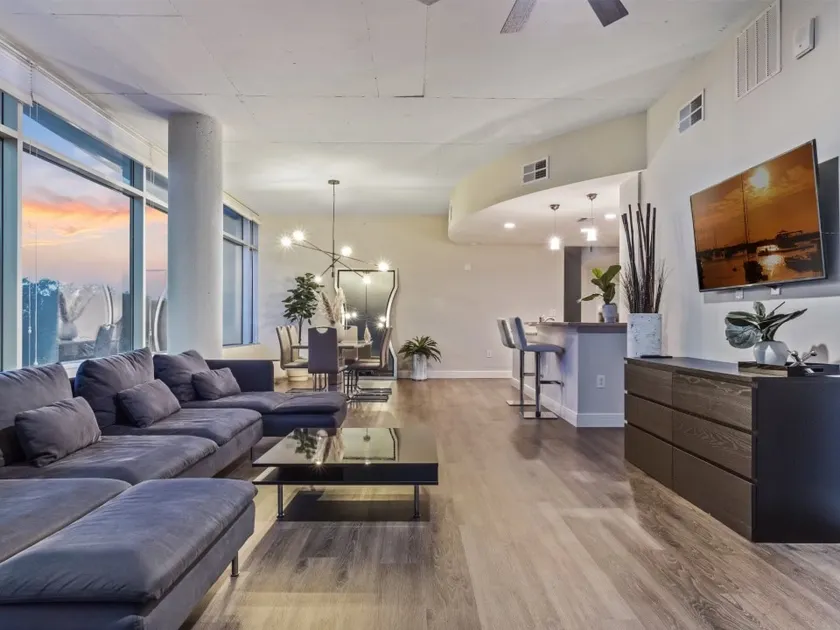 Spacious 4 bd/2bath 2100 sq ft Downtown Condo - Image 1