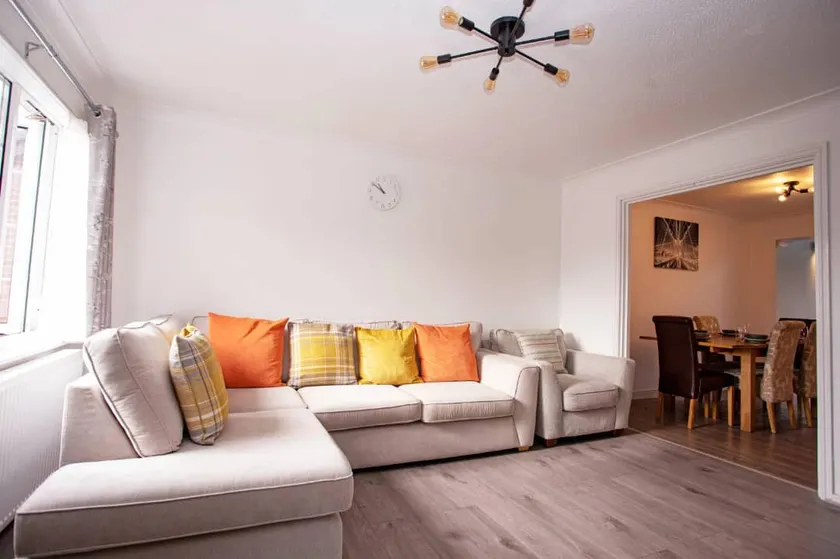 Cozy 3-Bedroom Home in Luton - Image 1