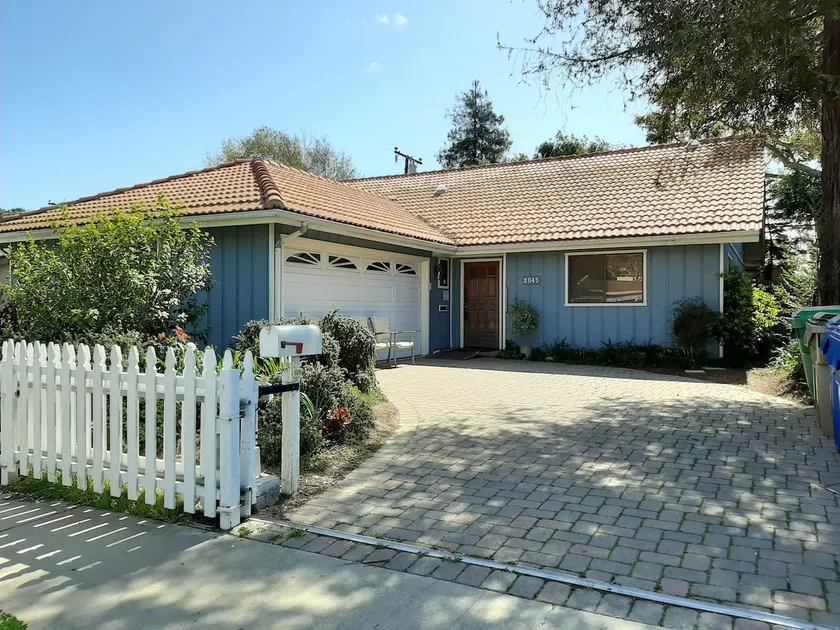 La Mesa House, a large modern home - Image 1