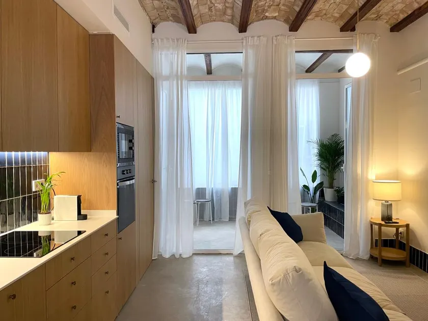 Elegant accommodation with porch - Image 1