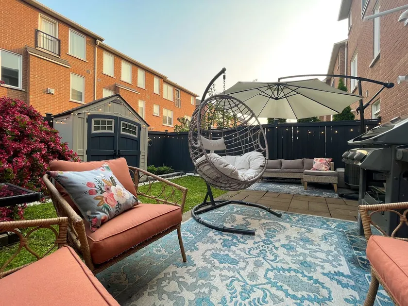 Stylish 3-Story Townhome Close to Subway! - Image 1