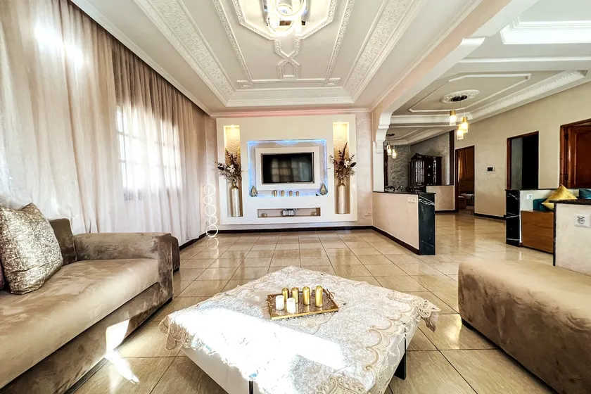 Résidence Charatan - Spacious Family Retreat 200m from Beach - Image 1