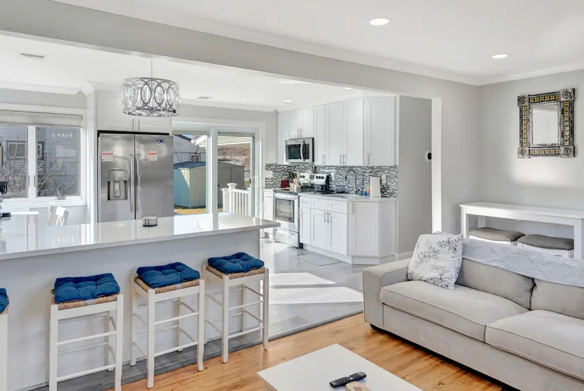Modern 5BR Retreat Near Hofstra | Sleeps 10 - Image 1