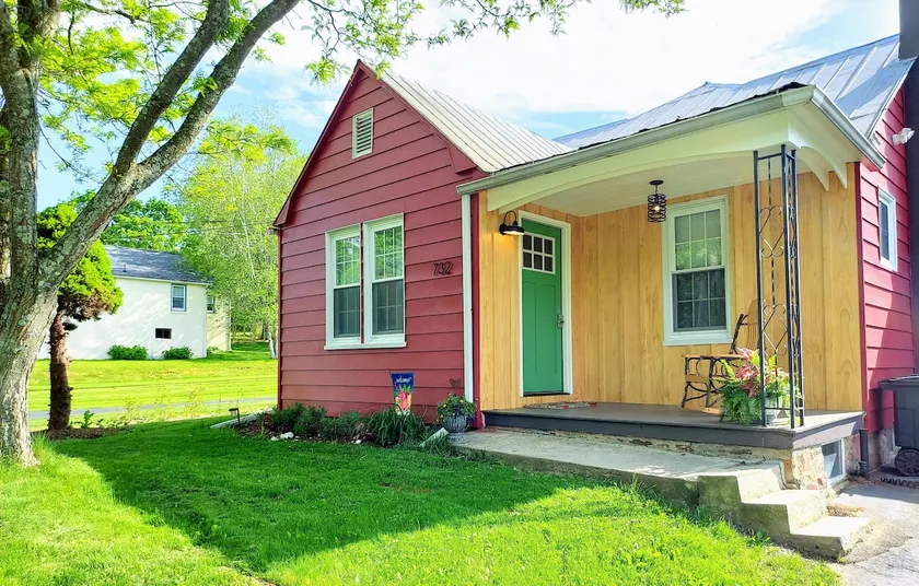 The Little Red Cottage near State College - Image 1