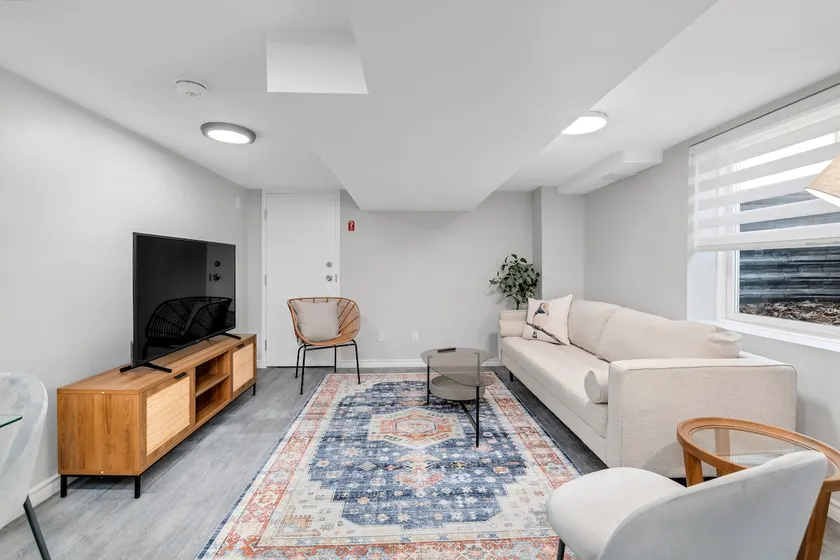 Cozy 2BR w/ Parking, mins from Highway & Chrysler - Holiday Home - Image 1