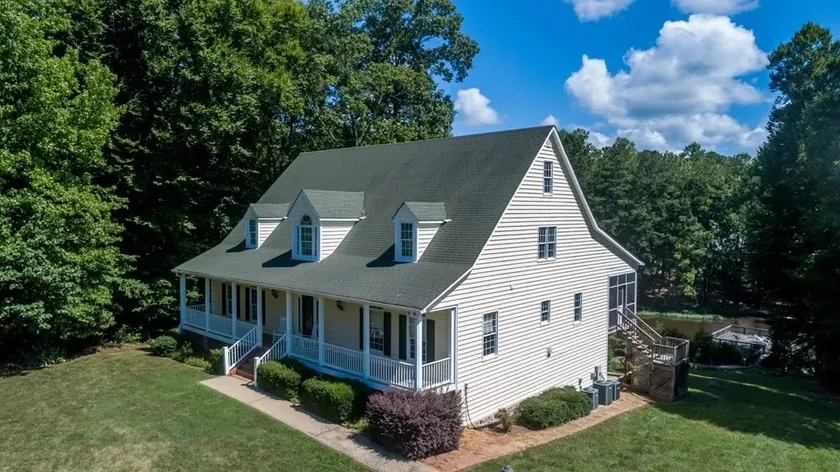Huge Lake Gaston Waterfront • New Reno • 22 Guests - Image 1