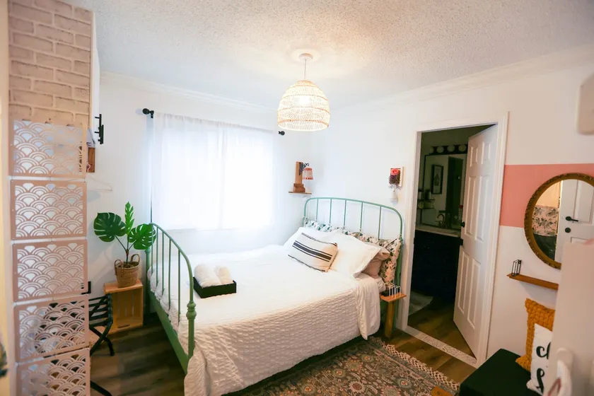 Chic Artistic Suite Cozy Luxury w everything - Image 1
