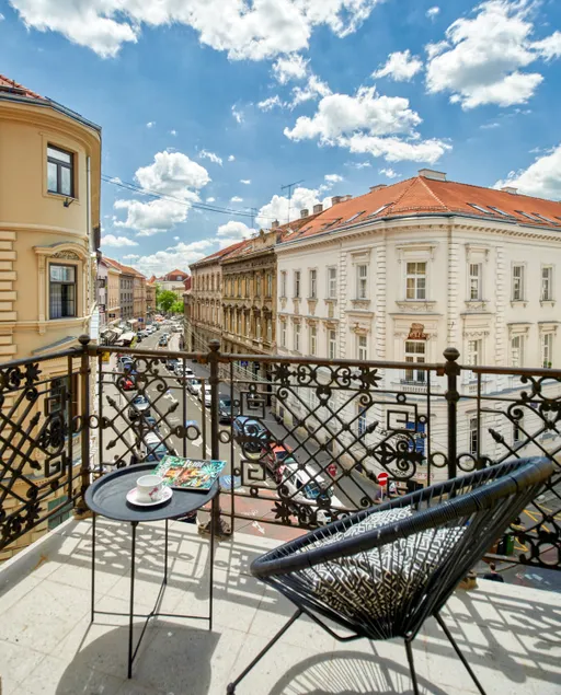 Berry Berry Studio Apartment With Balcony - Image 1