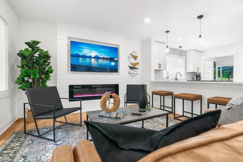Spacious Uptown Retreat w/ Jacuzzi - Image 1