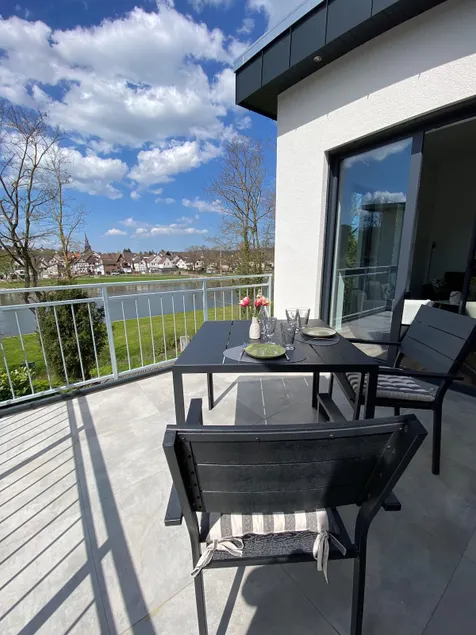 Studio apartment with a view of the Weser River - yellow - Image 1