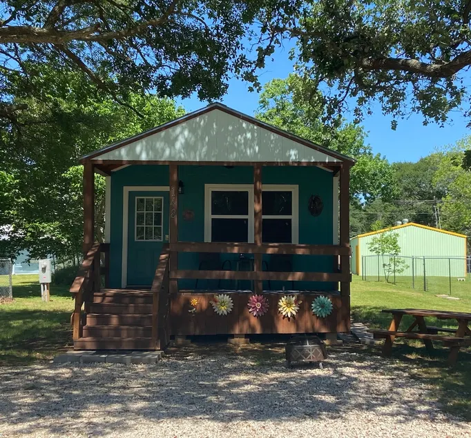 Stunning Tiny Home w/lake access - Image 1