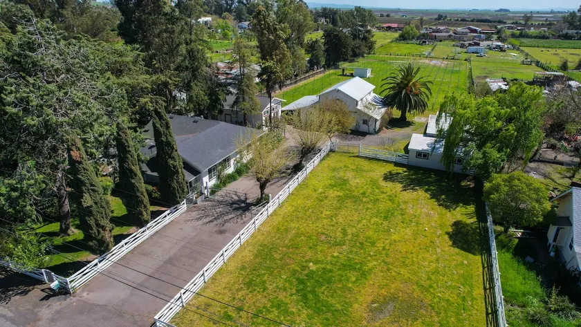 Winemakers Vineyard Farm House - Image 1