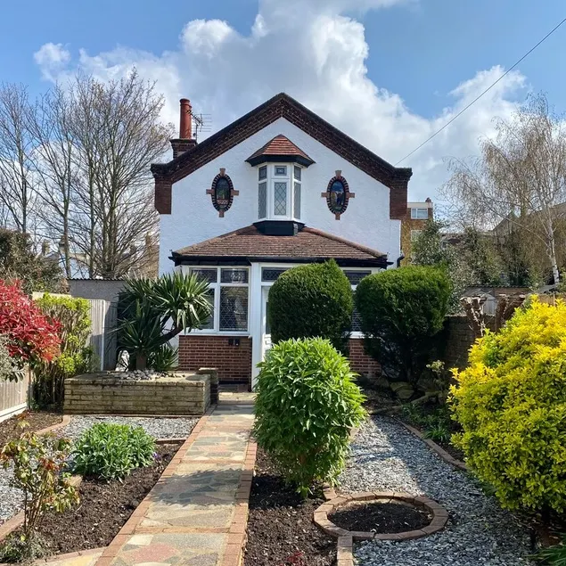 Charming Seaside Cottage in Leigh-on-Sea - Image 1
