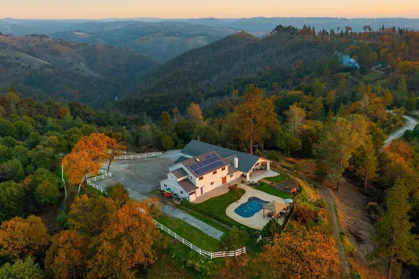 Amazing, spacious home with pool and hot tub - Image 1