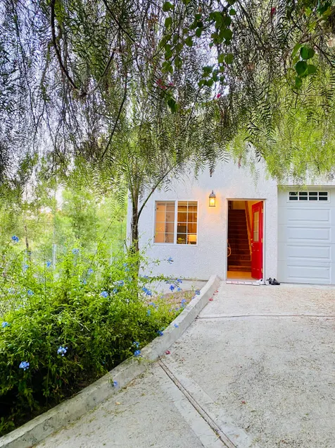 Charming 2-story boutique hillside cottage! - Image 1