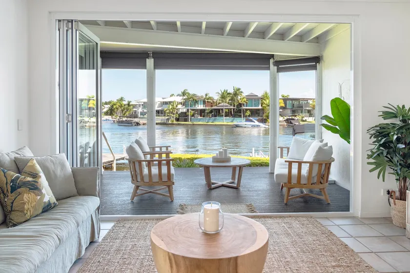 Stunning coastal townhouse with waterfront views - Image 1