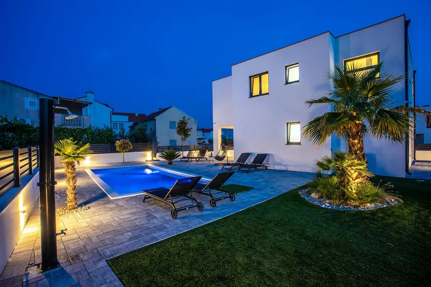 Luxury villa for 6 with a private pool - Image 1