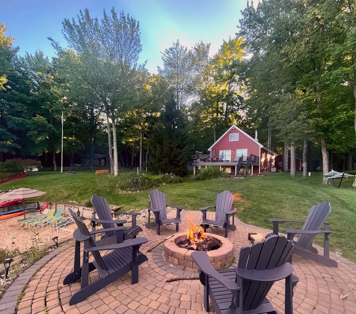Walkout Sandy Beach Getaway w/Hillside Firepit - Image 1