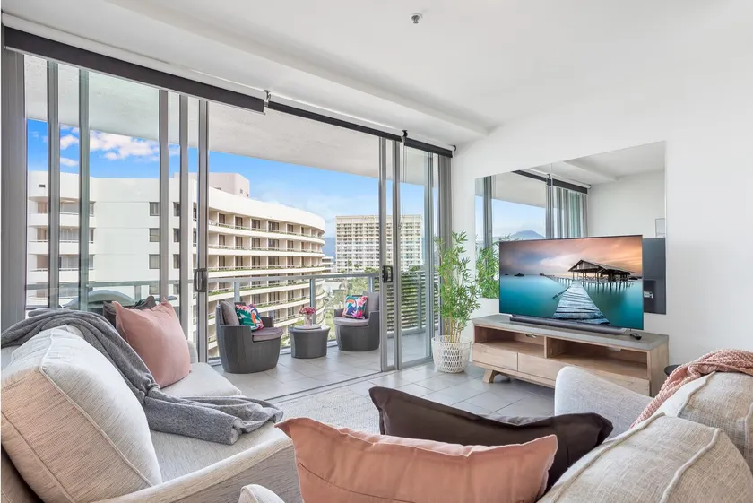 Luxury 1BR Apartment @ Harbour Lights Cairns - Image 1