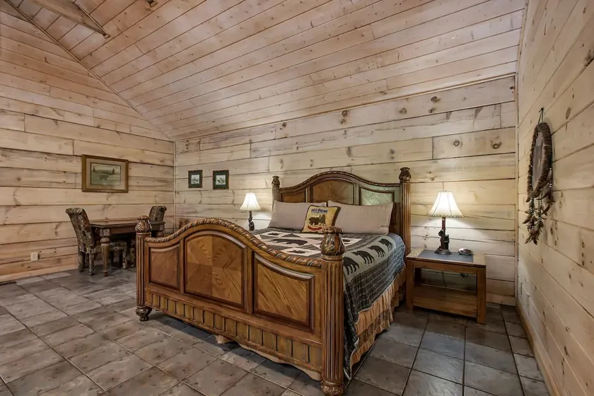 Bear cabin with Hot Tub - Image 1