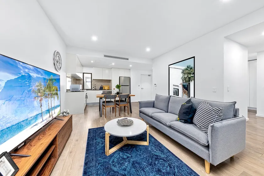 Centre of Newtown 2 Bed Apartment - Image 1