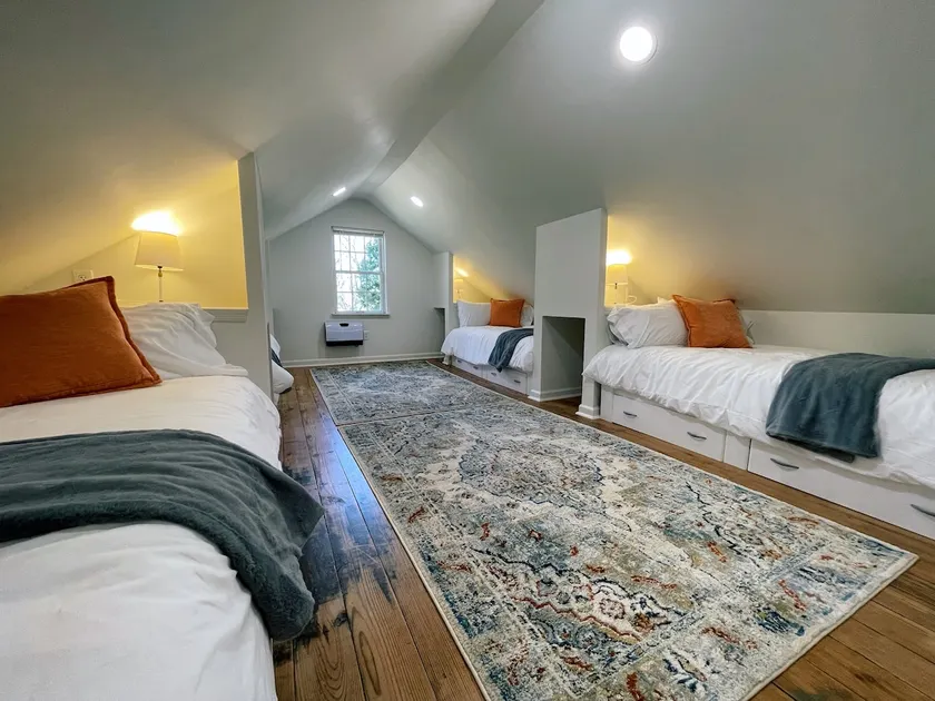 1900's Modern Farmhouse on 7.5 private acres - Image 1