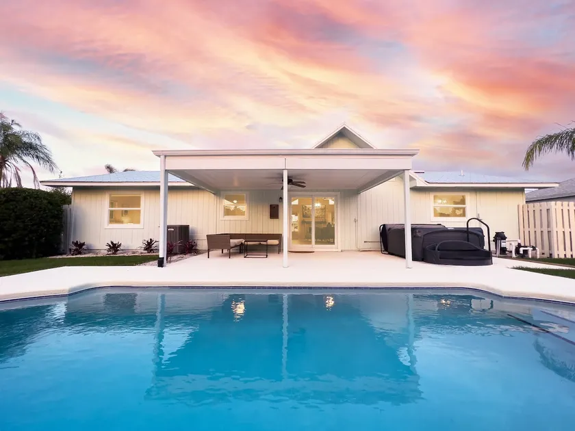 Beach Paradise: Pool, King Bed, Jacuzzi and more - Image 1