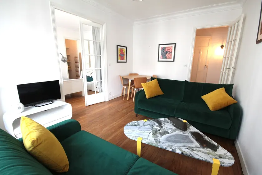 Spacious Apartment in Sacré Coeur - Image 1