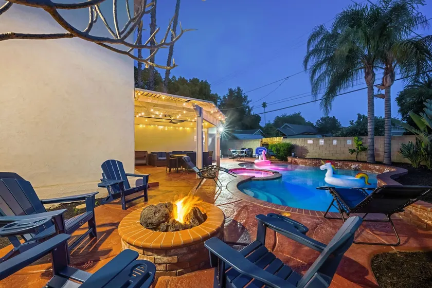 Cozy Pool Home Spacious & Fun! - Image 1