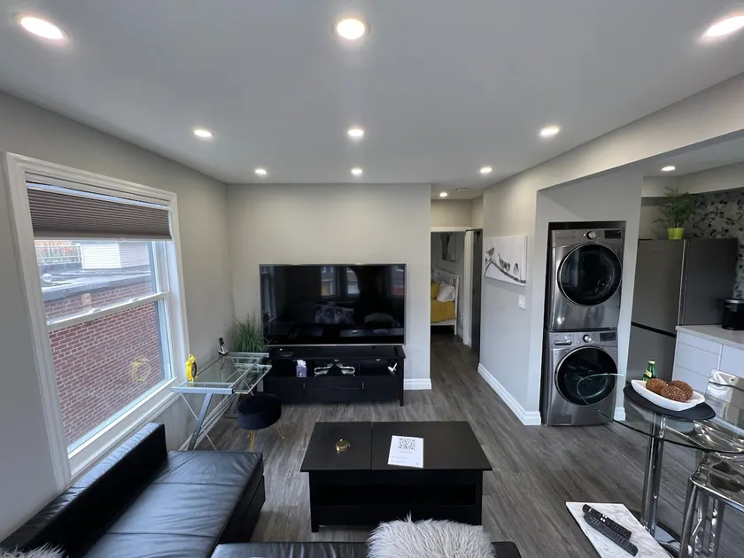 New Suite 1B 1B in the upperbeaches ca - Image 1