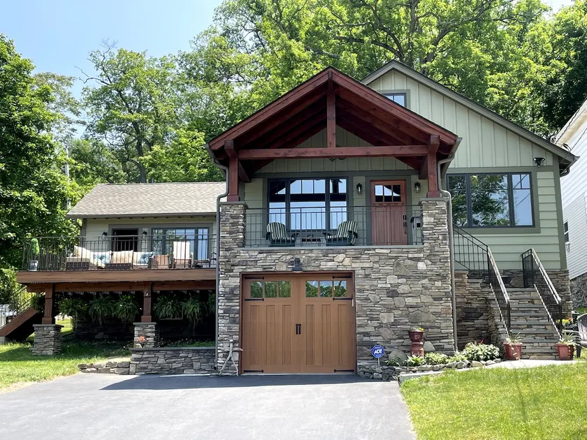 Craftsman Cottage w Lakefront - Image 1