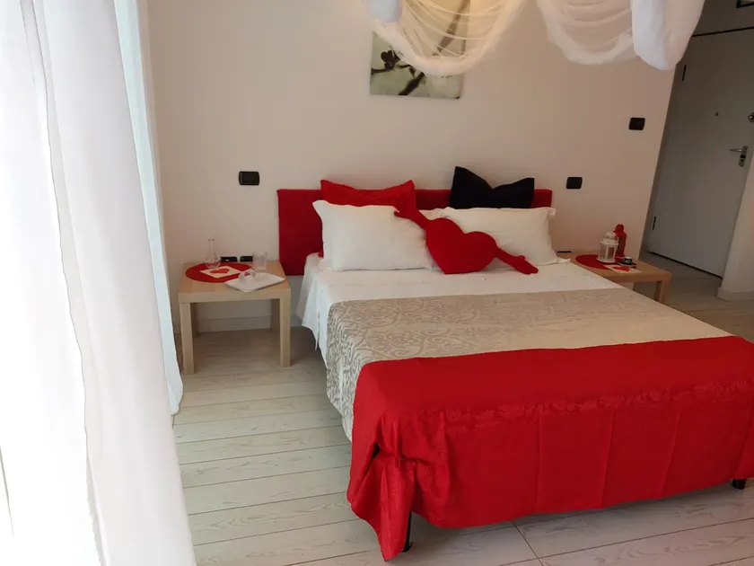 Prestigious seaside accommodation - Image 1