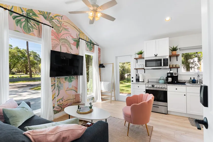 The Flamingo Studio-Full Kitchen-Near Historic DT - Image 1