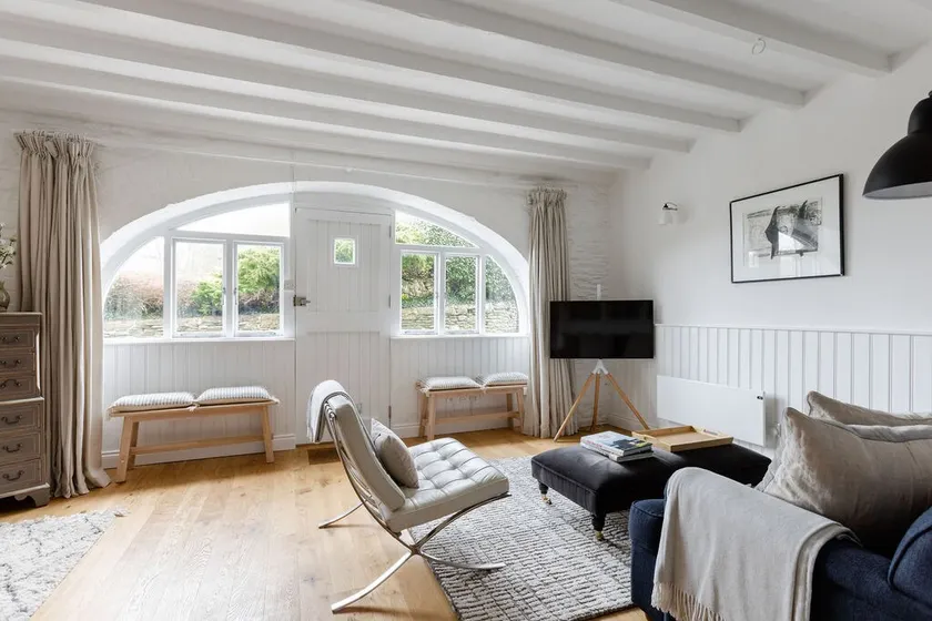 Wonderful Barn with Tennis Court, Noss Mayo - Image 1