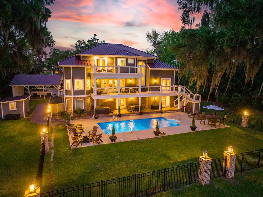 Waterfront, Pool & Hot Tub Only 10 Min to Downtown - Image 1