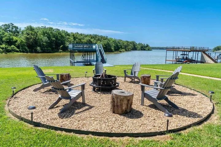 Pelican Estates Lake House in gated community. - Image 1